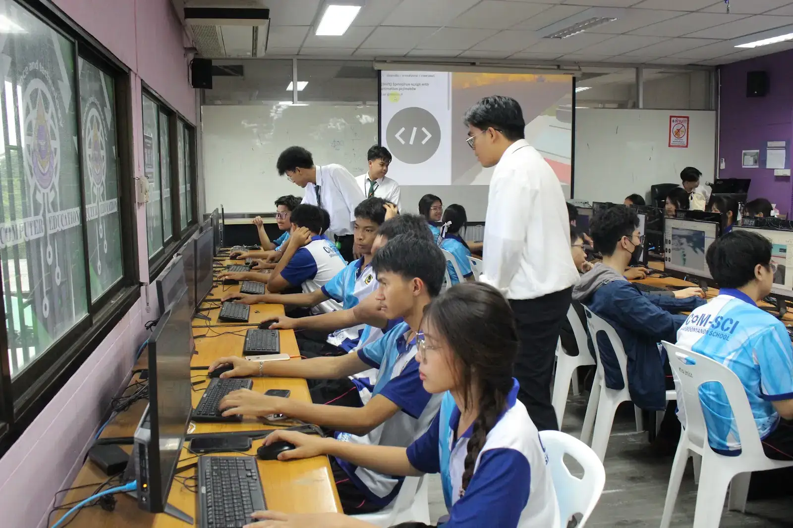 วิทยากรช่วยแนะนำผู้เรียนระหว่างลงมือทำที่คอมพิวเตอร์ ณ โรงเรียนศรีบุณยานนท์