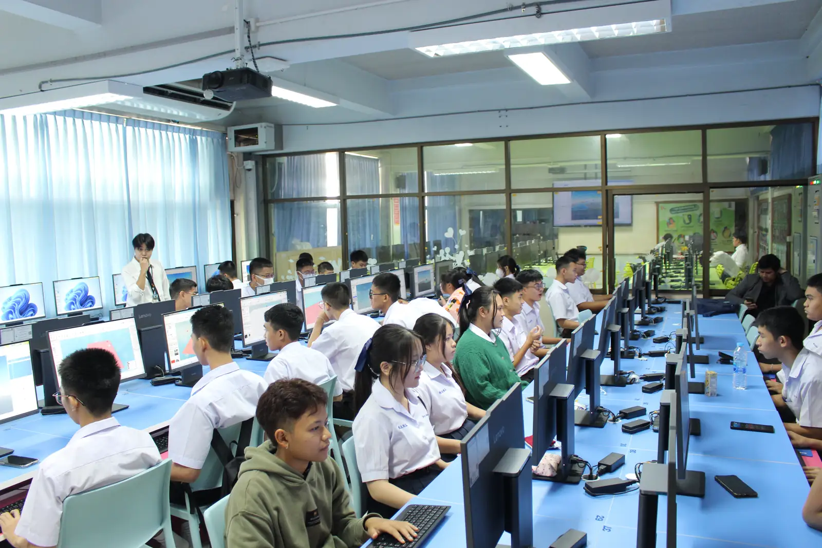 ผู้เข้าร่วมฝึกสร้างเกมร่วมกันในห้องคอมพิวเตอร์ ณ โรงเรียนเตรียมอุดมศึกษาพัฒนาการ นนทบุรี