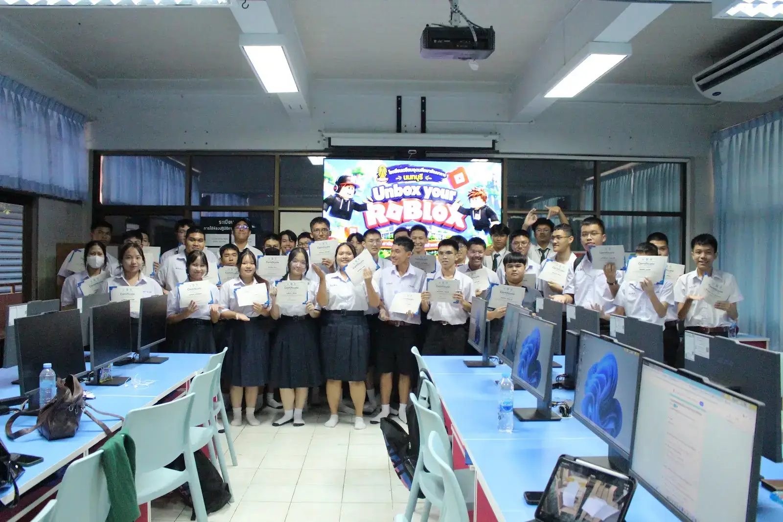 ภาพหมู่ผู้เข้าร่วมและทีมวิทยากรพร้อมเกียรติบัตรหน้าป้ายกิจกรรม ณ โรงเรียนเตรียมอุดมศึกษาพัฒนาการ นนทบุรี